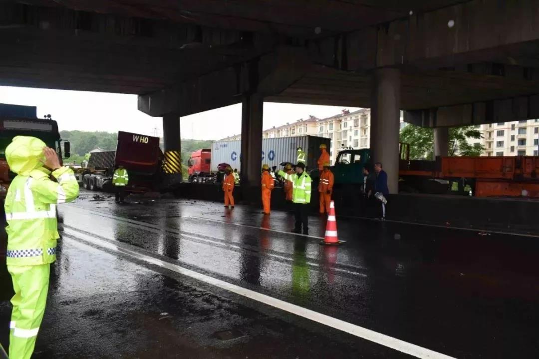 突發！集卡貨車撞壞橋墩，此路段將封道一個月！運費上漲！