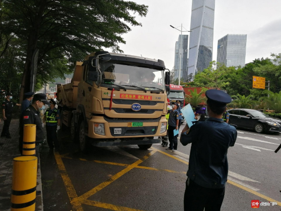 深圳開展貨運(yùn)行業(yè)亂象專項(xiàng)整治行動(dòng) 嚴(yán)厲打擊貨運(yùn)違法行為(圖1)