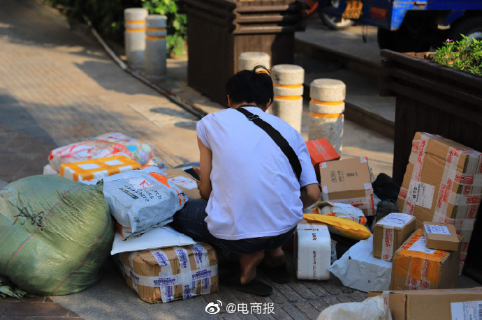 國家郵政局鼓勵(lì)快遞小哥回鄉(xiāng)創(chuàng)業(yè)